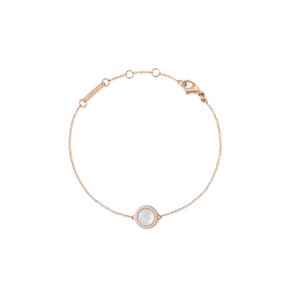 Bracciale Audrey in acciaio inossidabile con finitura oro rosa, dotato di un ciondolo rotondo in madreperla naturale impreziosito da cristalli bianchi. Catena sottile e chiusura a moschettone regolabile per un comfort ottimale.