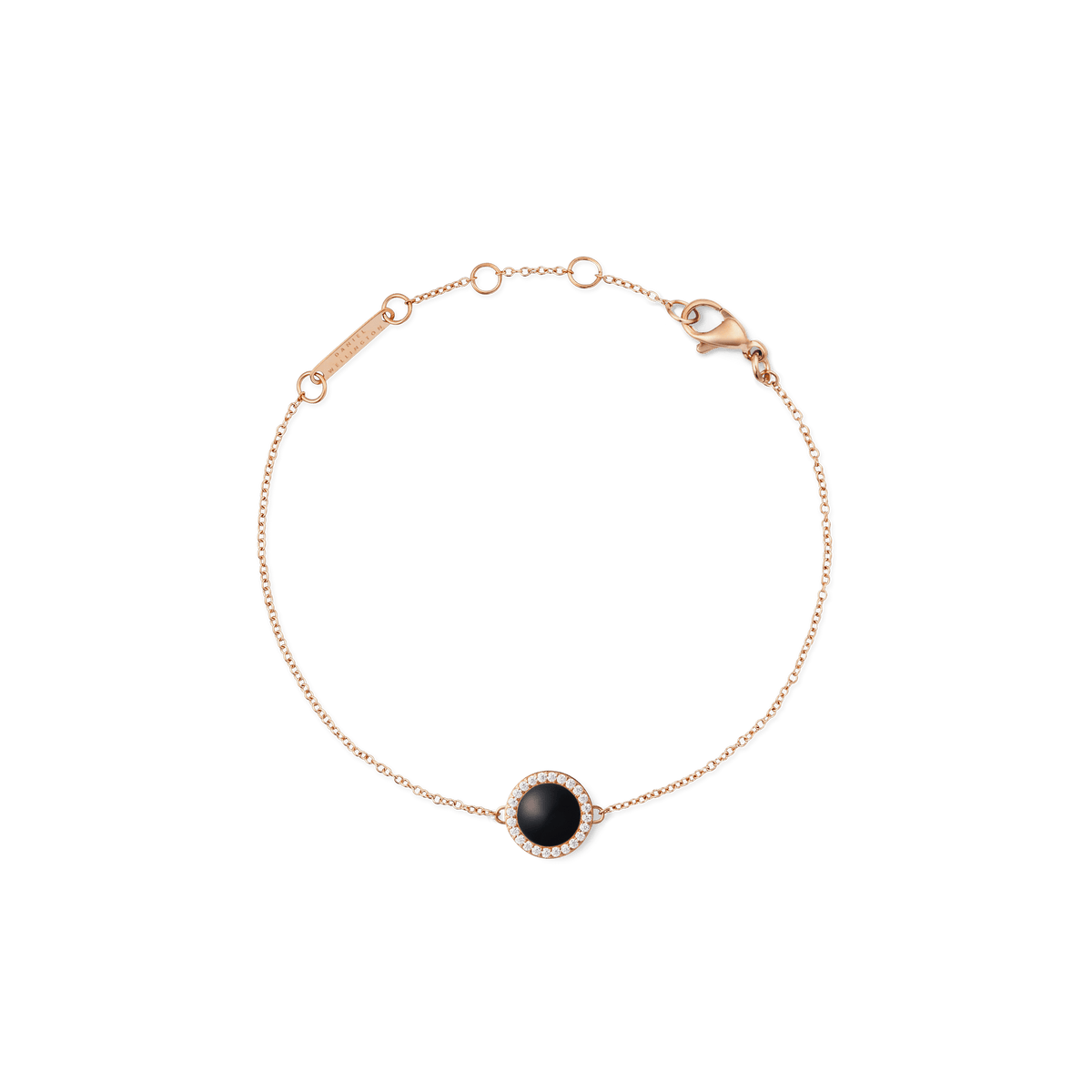 Pulsera Audrey de oro rosa con ágata negra redonda rodeada de circonitas blancas sobre fondo blanco, mostrando su cadena fina ajustable y cierre de mosquetón.