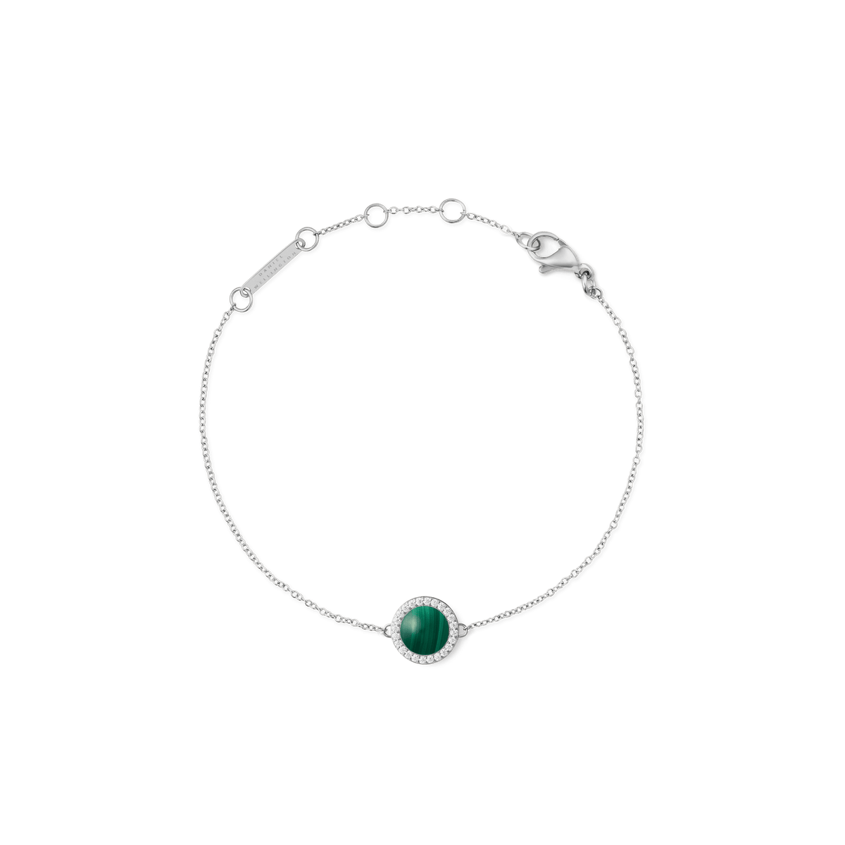 Bracciale Audrey in acciaio inossidabile argentato, con ciondolo centrale in malachite verde naturale incorniciato da zirconi cubici bianchi. Chiusura a moschettone regolabile.