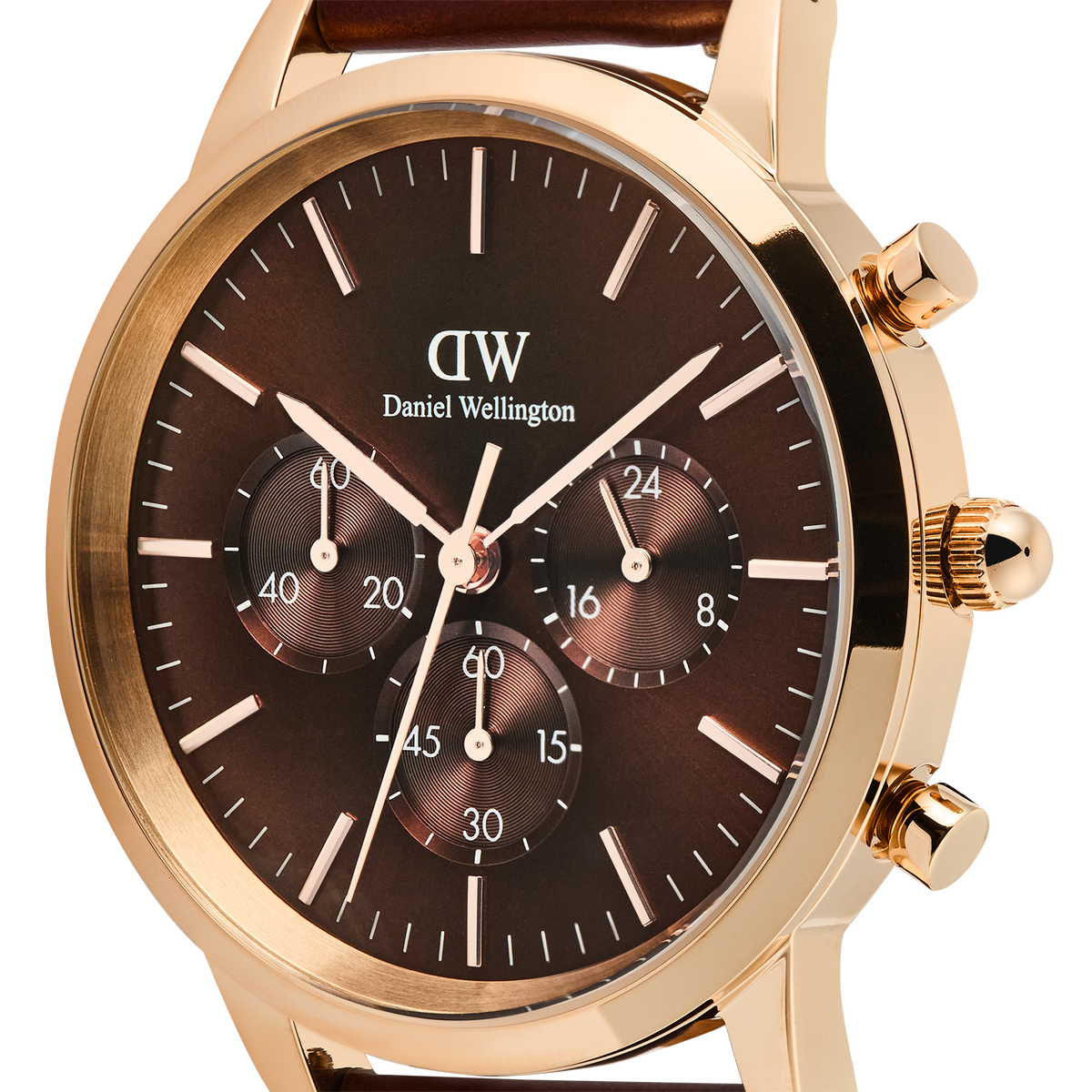 Detalle de la esfera ámbar con acabado radial del reloj Iconic Chronograph St Mawes Amber RG, mostrando las tres subesferas del cronógrafo, índices rosados y la caja de oro rosa pulido.