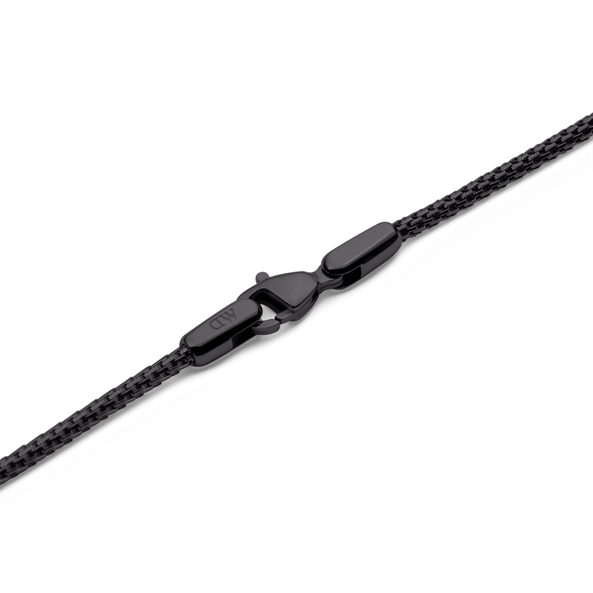 Chiusura a moschettone nera per la collana Tide Mesh, con logo inciso. Mostra il meccanismo di apertura e il collegamento alla catena in acciaio inossidabile.