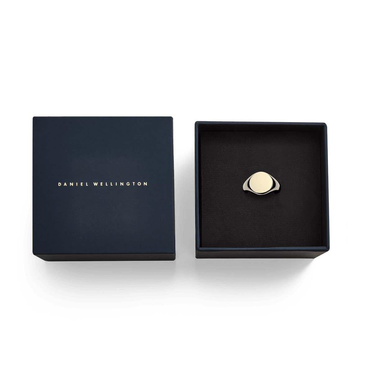 Classic Signet Ring Gold in an elegant Daniel Wellington gift box with a simple, polished design.