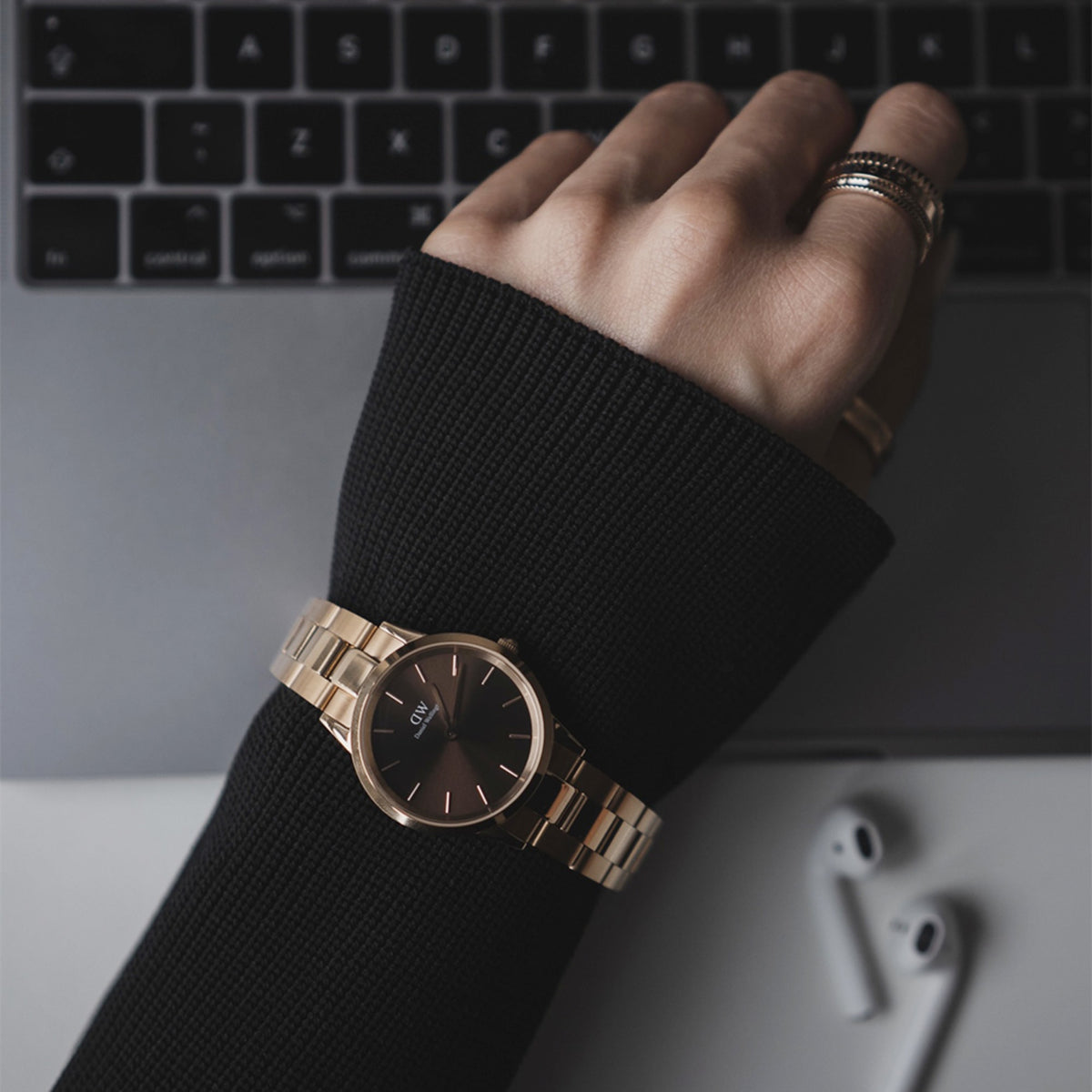 The Iconic Link Amber ladies' watch in rose gold with a brown dial is worn on the wrist and combines elegant design with modern style in the workplace.