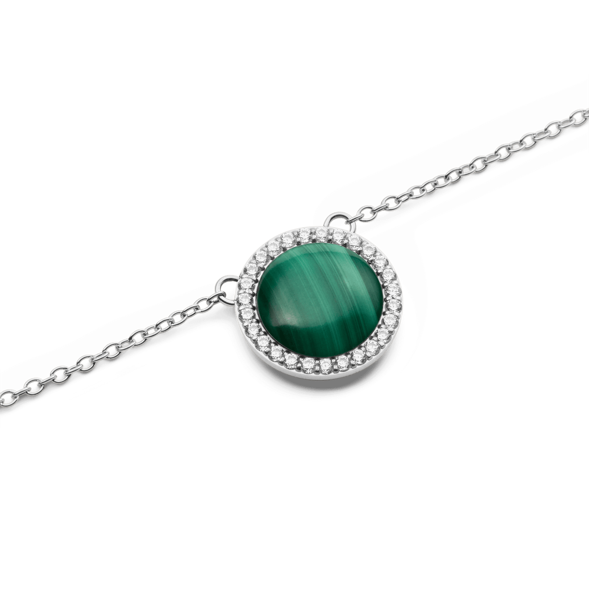 Collana Audrey in acciaio inossidabile con ciondolo rotondo in malachite verde, caratterizzata da venature naturali. Il ciondolo è impreziosito da zirconi bianchi luminosi e incastonato in una cornice sottile. La catena regolabile, anch'essa in acciaio inossidabile, presenta una finitura argentata.
