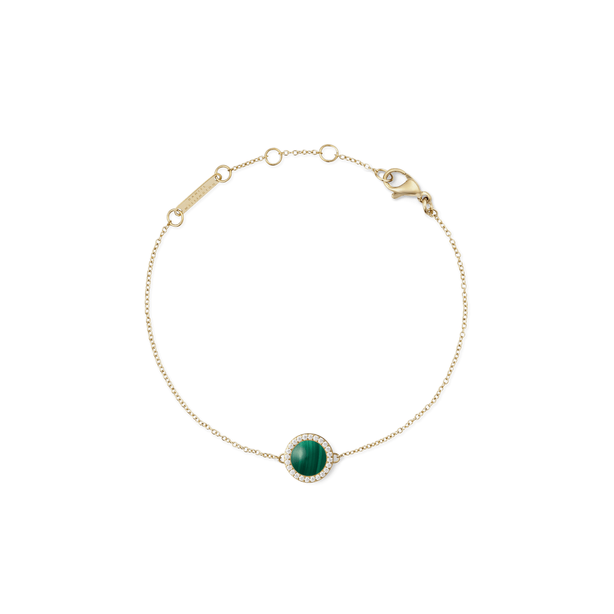 La pulsera Audrey Bracelet Malachite Gold presenta una piedra de malaquita verde natural rodeada de circonitas blancas sobre una cadena dorada fina y cierre mosquetón ajustable.