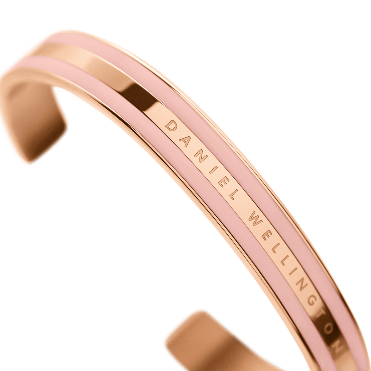 Dettaglio ravvicinato del bracciale Emalie, caratterizzato da fasce alternate in oro rosa lucido e smalto rosa polvere. L'immagine evidenzia la struttura rigida aperta e la larghezza di 9 mm.