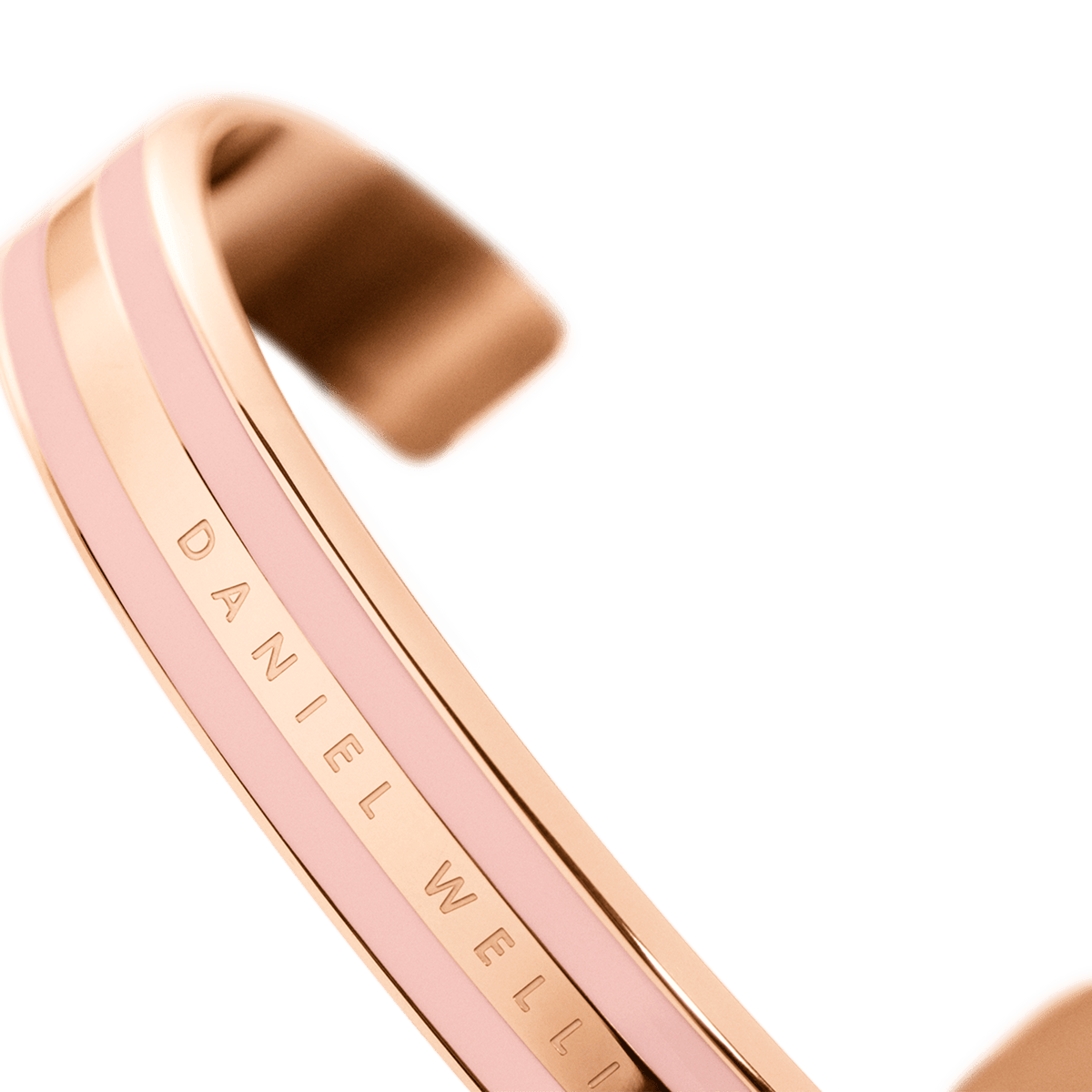 Vista laterale del bracciale Emalie, che mostra l'alternanza tra le fasce smaltate color rosa polvere e le bande metalliche in oro rosa con incisione del marchio.