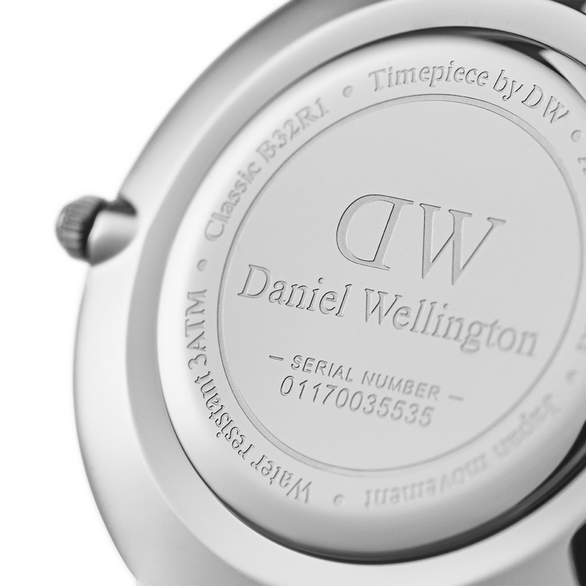 Fondello in acciaio inossidabile dell'orologio Petite York, impreziosito da incisioni con il logo Daniel Wellington, il numero di serie e le specifiche tecniche, tra cui la resistenza all'acqua fino a 3 ATM.