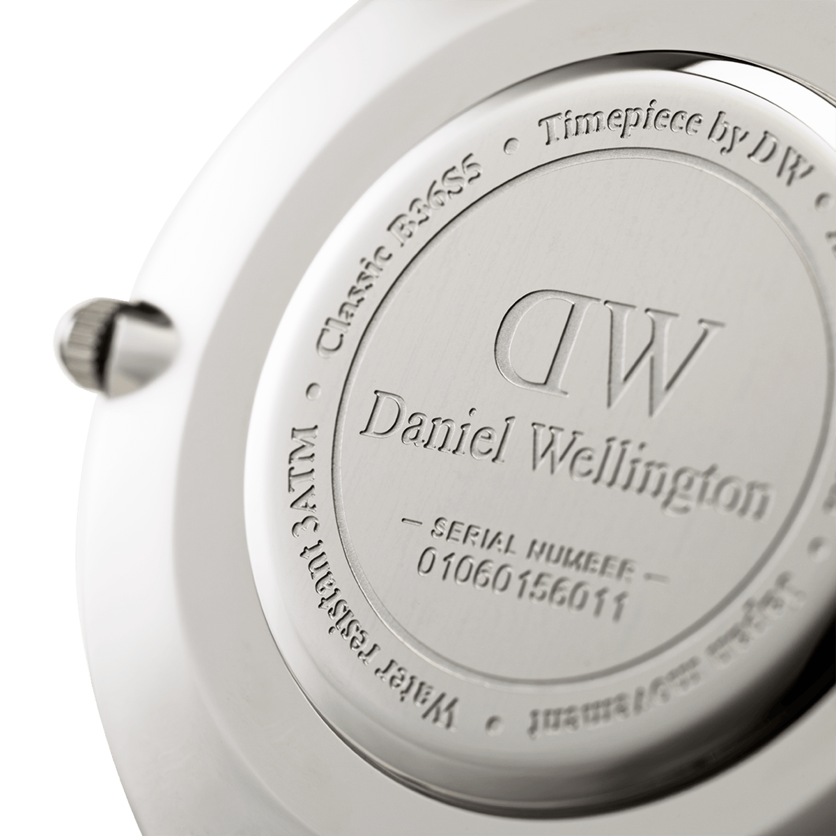 Fondello in acciaio inossidabile 316L con incisioni del logo Daniel Wellington, del numero di serie e delle specifiche tecniche della cassa.