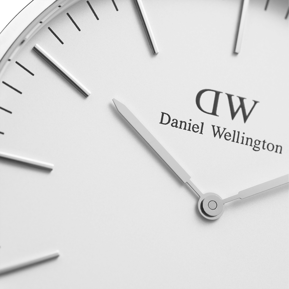 Dettaglio ravvicinato del quadrante color avorio con logo Daniel Wellington, indici lineari argentati e lancette affusolate dell'orologio Classic Canterbury Silver.