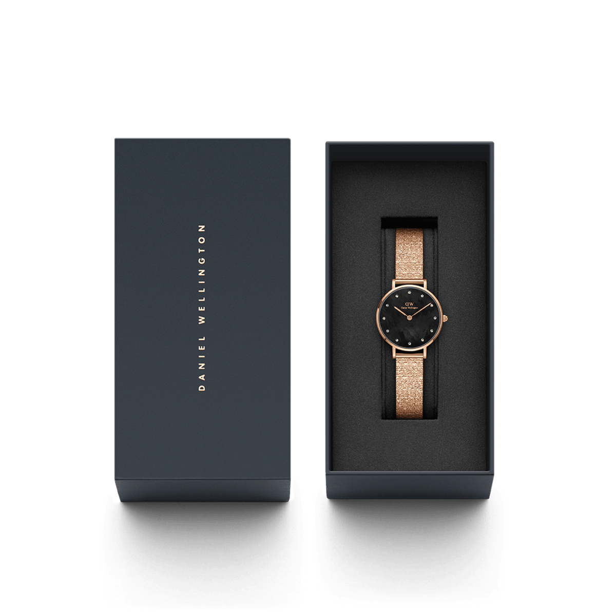 Confezione regalo Daniel Wellington contenente l'orologio *Petite Lumine* in oro rosa, presentato in una scatola nera con interno imbottito. Sul coperchio è impresso il logo verticale del marchio.