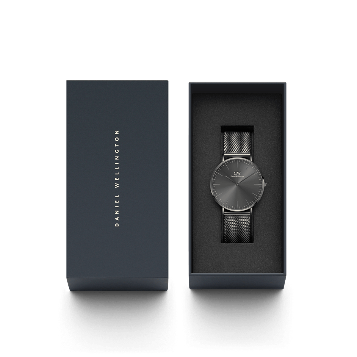 Orologio Classic Mesh Graphite incluso nella confezione regalo Daniel Wellington, con interno imbottito e coperchio personalizzato dal logo verticale.