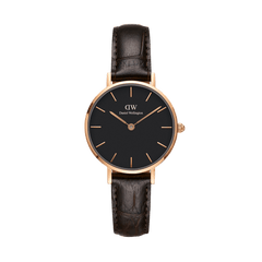 Orologio da donna Petite York con cassa da 28 mm in oro rosa, quadrante nero e cinturino in pelle marrone scuro con texture effetto coccodrillo, fotografato su sfondo bianco.
