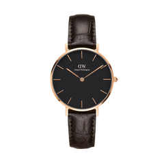 Orologio Petite York dal quadrante nero, con cassa in oro rosa e cinturino in pelle marrone scuro dal texture effetto coccodrillo, fotografato su sfondo bianco.