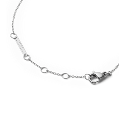 Adjustable lobster clasp of the Audrey Bracelet Mother of Pearl Silver made of stainless steel with fine links and a branded tag.