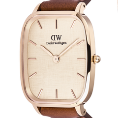 Detailed view of the Daniel Wellington Marlon St Mawes Linen Rose Gold with cushion-shaped case, textured linen-coloured dial and rose gold indices.