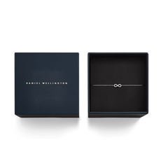Bracciale Mirelle Infinity in argento, incluso nella confezione regalo Daniel Wellington blu scuro con interno nero. Il design raffinato del gioiello presenta il simbolo dell'infinito impreziosito da zirconi.