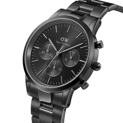 The Iconic Chronograph Link Onyx B impresses with its black stainless steel strap, black dial, and three subtle chronograph displays.