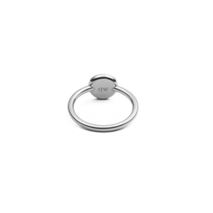 Rear view of the Audrey ring in silver with the Daniel Wellington logo engraved on the inside of the band.