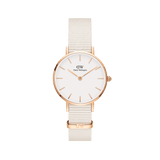 Orologio da donna Daniel Wellington Petite con quadrante bianco da 28 mm, cassa in oro rosa e cinturino NATO color chalk su sfondo bianco.