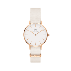 Orologio da donna Daniel Wellington Petite con quadrante bianco da 28 mm, cassa in oro rosa e cinturino NATO color chalk su sfondo bianco.