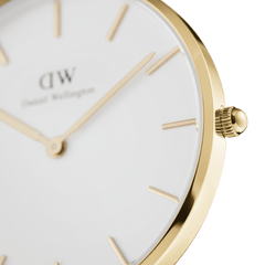 Close-up of the gold-coloured case of the Daniel Wellington Petite Evergold ladies' watch with eggshell-white dial and delicate gold indices.