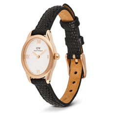 Vista angolata dell'orologio Ophelia Mini con cinturino in pelle nera effetto coccodrillo, fibbia ad ardiglione in oro rosa e fodera interna color caramello visibile.