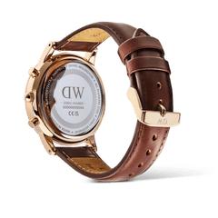 Vista trasera del reloj Iconic Chronograph St Mawes Amber RG mostrando la caja de oro rosa, la correa de piel marrón con hebilla grabada y el reverso con número de serie.