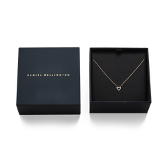 Confezione regalo Daniel Wellington contenente la collana Mirelle Heart Necklace in oro rosa, presentata in un'elegante scatola nera con interno imbottito.
