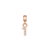 Charm numero uno in acciaio inossidabile con placcatura in oro rosa e cristalli brillanti incastonati a griffe, sospeso da un anello di aggancio lucido su sfondo bianco.