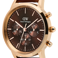 Detalle de la esfera ámbar con acabado radial del reloj Iconic Chronograph St Mawes Amber RG, mostrando las tres subesferas del cronógrafo, índices rosados y la caja de oro rosa pulido.