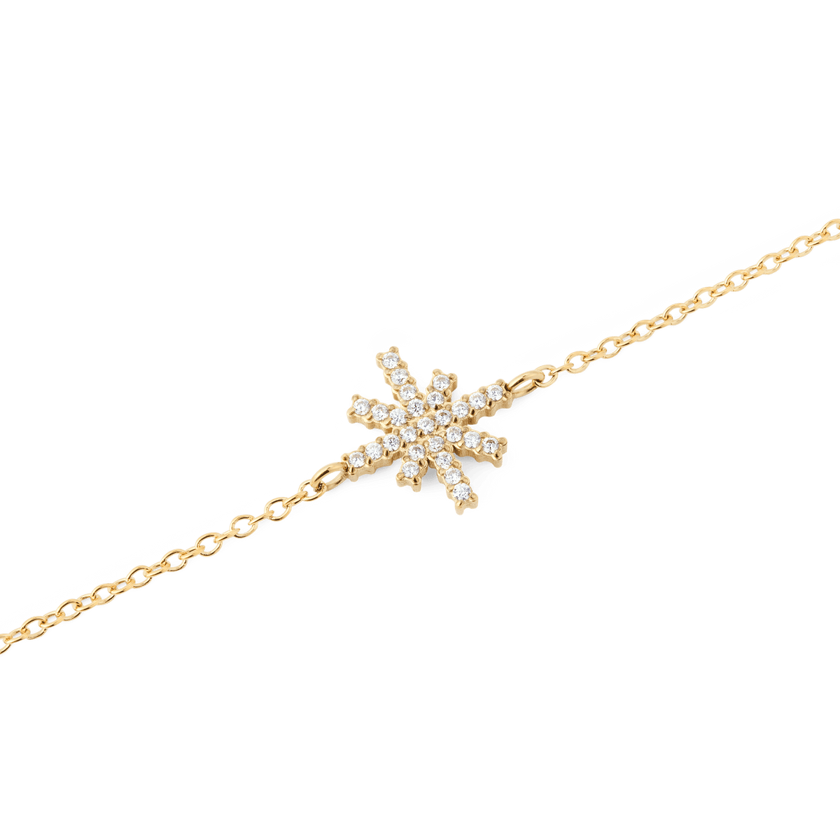 Dettaglio ravvicinato del ciondolo a forma di stella, impreziosito da cristalli di zirconia cubica, su una sottile catenina in oro. Sfondo bianco minimalista.