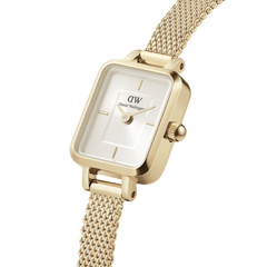 Close-up view of the Quadro Mini Evergold Champagne ladies' watch with a rectangular gold-coloured case, champagne sunray dial and fine mesh strap.
