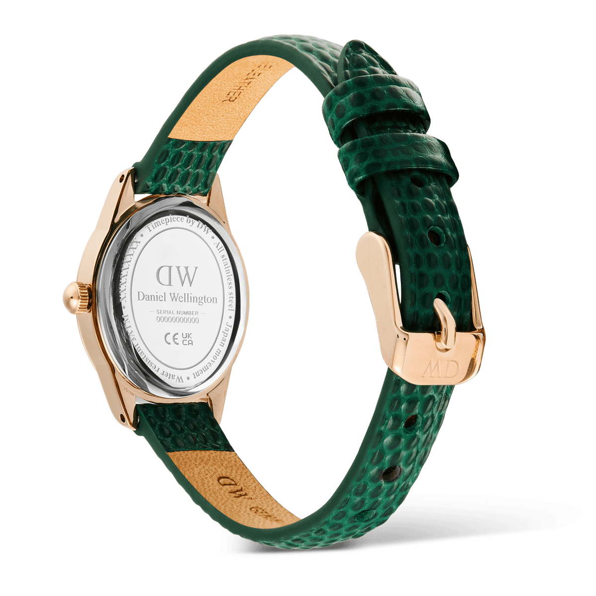 Vista posteriore dell'orologio che mostra il fondello in acciaio con incisione Daniel Wellington, la fibbia a spillo in oro rosa e il rivestimento interno in pelle color cammello del cinturino verde.