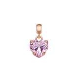 Charm de corazón rosa en oro rosa con circonita en forma de corazón engastada en garra, sobre fondo blanco