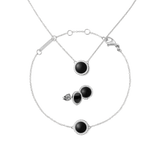 Set di gioielli in acciaio inossidabile con agata nera e cristalli: collana con ciondolo circolare, bracciale regolabile e orecchini a lobo, disposti su sfondo bianco.