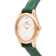 Dettaglio ravvicinato della cassa ovale in oro rosa e del quadrante bianco guilloché con numeri romani, abbinata a un cinturino in pelle verde effetto coccodrillo e corona zigrinata.