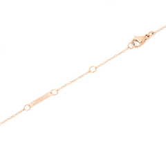 Dettaglio della chiusura a moschettone in acciaio inossidabile placcato oro rosa, completa di targhetta incisa con il logo Daniel Wellington e anelli per la regolazione della lunghezza della collana.