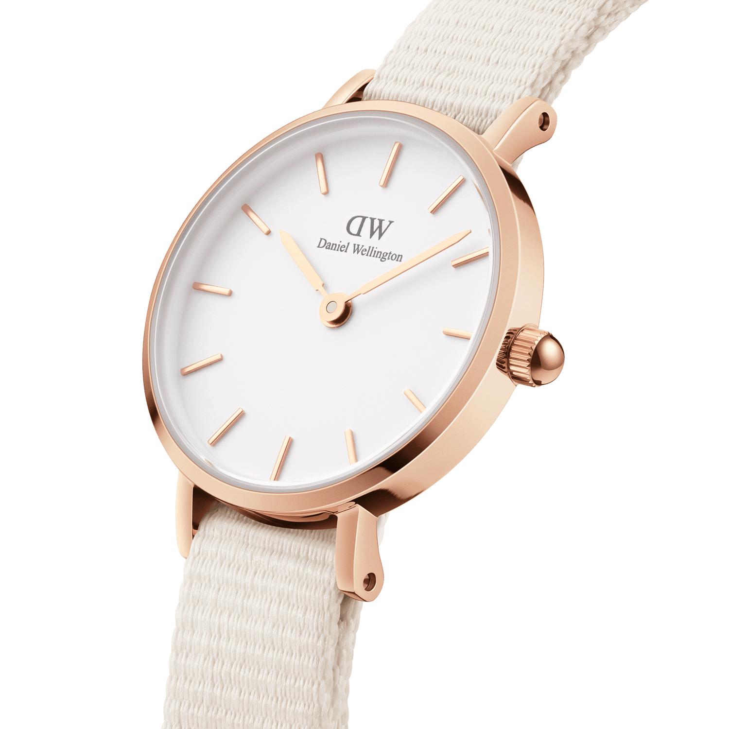 Dettaglio laterale dell'orologio *Petite* con cassa in oro rosa lucido, corona zigrinata e cinturino NATO in tessuto *chalk* con connettori a molla visibili.