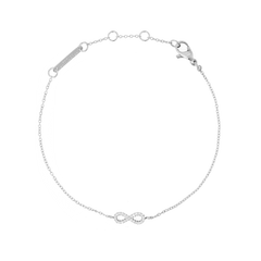 Bracciale Mirelle Infinity in acciaio inossidabile argentato, con simbolo dell'infinito impreziosito da zirconi cubici bianchi. Catena sottile e chiusura a moschettone regolabile per un comfort ottimale.