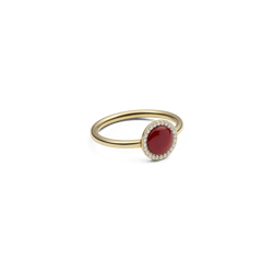 Delicate ladies' ring made of gold-coloured stainless steel with a round red agate centre stone, framed by sparkling white zirconia crystals.