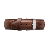 La correa intercambiable Bristol Strap Silver en piel marrón oscuro con acabado refinado, hebilla plateada y costuras decorativas visibles a lo largo del borde.