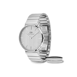 Orologio Classic Piano Link con cinturino a maglia piatta in acciaio inossidabile argentato e anello Elan Ring Silver a fascia liscia, entrambi rifiniti a lucido, presentati su sfondo bianco.