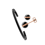 Set composto da orecchini a lobo in onice nero con fascia in oro rosa e bracciale rigido in acciaio inossidabile nero, personalizzato con incisione. Immagine su sfondo bianco.
