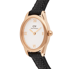 Dettaglio laterale dell'orologio **Ophelia Mini** che evidenzia la cassa ovale in acciaio placcato oro rosa, la corona zigrinata, il quadrante guilloché bianco e la texture effetto coccodrillo del cinturino in pelle nera.