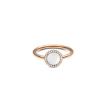 Elegant ladies' ring made of rose gold with a round mother-of-pearl centre stone, framed by a delicate row of white zirconia crystals.