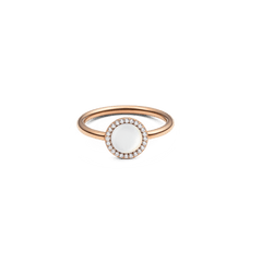 Elegant ladies' ring made of rose gold with a round mother-of-pearl centre stone, framed by a delicate row of white zirconia crystals.