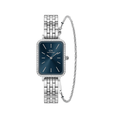Reloj rectangular con esfera azul, bisel con cristales y correa de eslabones de acero inoxidable, junto a una pulsera trenzada plateada del set Quadro Lumine Bezel Arctic + Twisted Bracelet S.