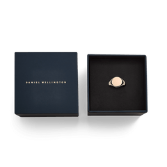 Classic Signet Ring in rose gold in an elegant dark blue gift box with gold Daniel Wellington embossing.