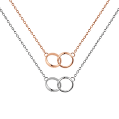 Set di due collane **Elan Unity** in acciaio inossidabile, con ciondoli a cerchi intrecciati. Una finitura in oro rosa, l'altra in argento, presentate su sfondo bianco.